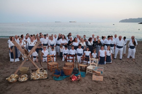El Portús revive sus raíces marinera con la tradicional recreación de la jábega, por primera vez al anochecer