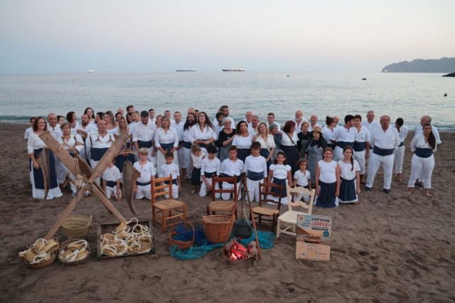 El Portús revive sus raíces marinera con la tradicional recreación de la jábega, por primera vez al anochecer