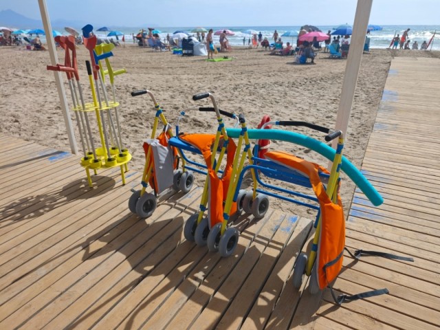 Una jueza denuncia en Fiscalía la falta de sillas anfibias para discapacitados en una playa de El Campello