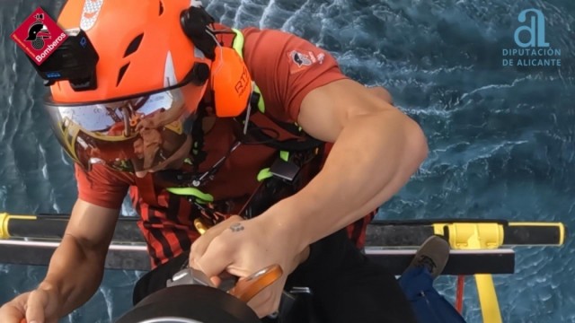 Rescatado un joven tras quedar atrapado en una zona de acantilado de El Campello