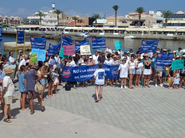 Vecinos de Cabo de Palos se manifiestan contra el Sendero Azul mientras que el Ayuntamiento defiende crear 