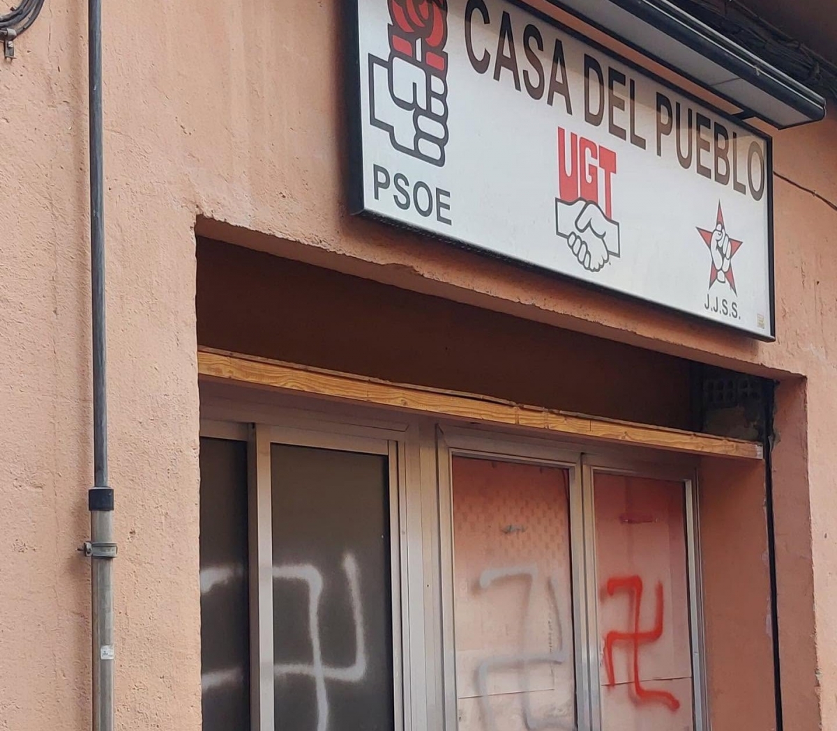 Esvásticas nazis pintadas en la sede del PSOE en Cehegín - Foto: PSOE CEHEGÍN Esvásticas nazis pintadas en la sede del PSOE en Cehegín