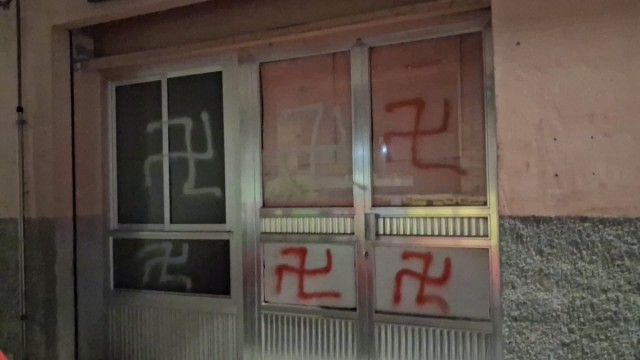 Vandalizan con esvásticas nazis la sede del PSOE en Cehegín
