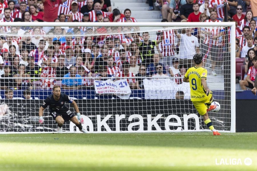 Mikautdze convierte un penalti frente al Atleti.