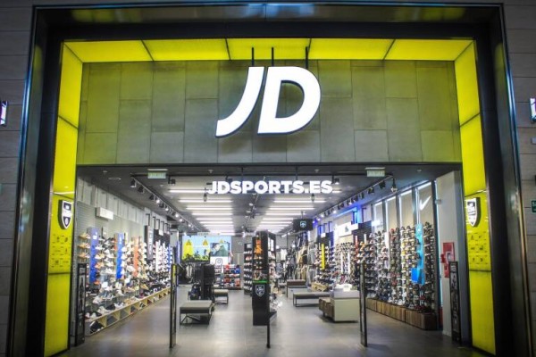 JD ejecuta el cambio de rótulo y 'estrena' tiendas en Alicante y Finestrat con 62 empleados