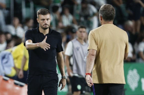 Flick elogia la propuesta del Elche CF y Anselmi lamenta la falta de contundencia de los suyos