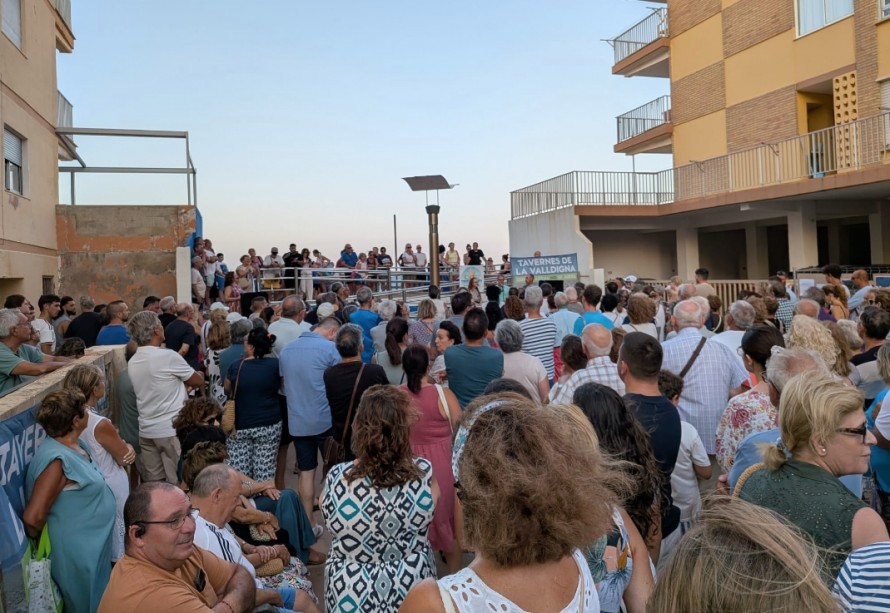 Cientos de vecinos se concentran en Tavernes para reclamar actuaciones urgentes en su playa