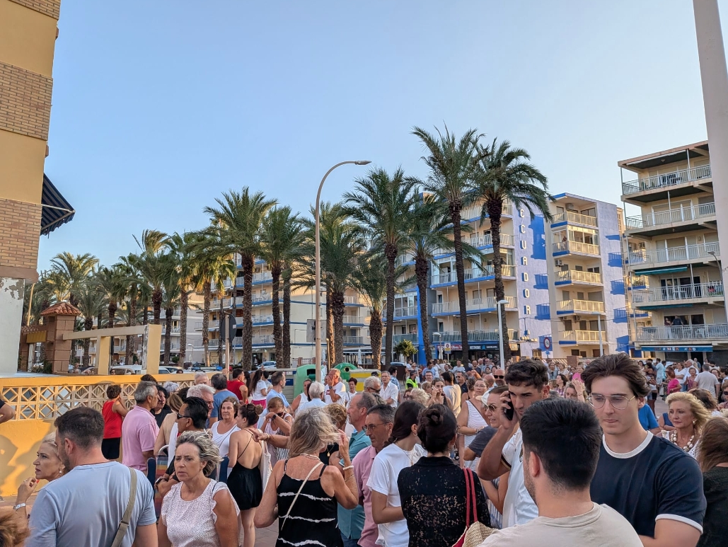 Concentración en la playa de Tavernes de la Valldigna.