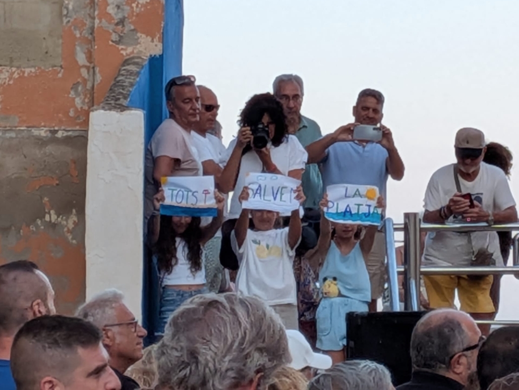 Concentración en la playa de Tavernes de la Valldigna.