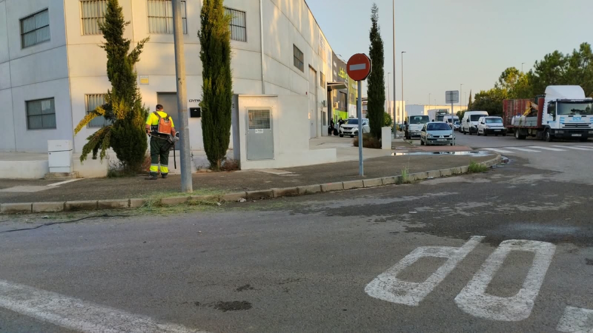 Limpieza de los polígonos de Torrent. - Foto: AYUNTAMIENTO DE TORRENT Limpieza de los polígonos de Torrent.