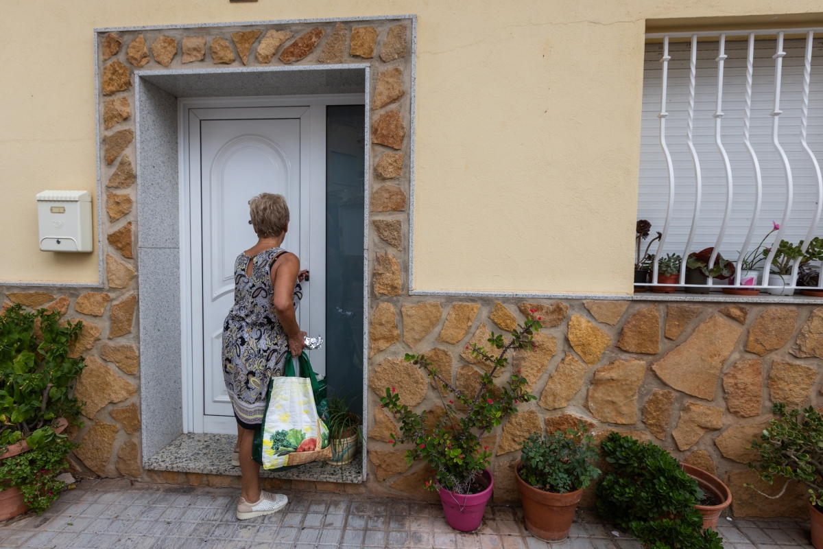 Una vecina de Gátova vuelve a su casa tras el incendio. - Foto: JAVIER ESCRICHE/EUROPA PRESS Una vecina de Gátova vuelve a su casa tras el incendio.