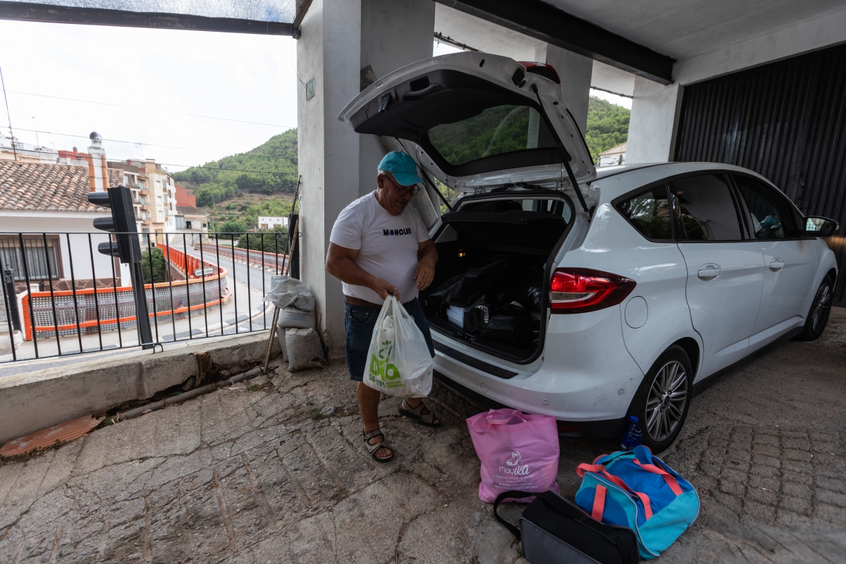 Un vecino de Gátova vuelve a su casa tras el incendio. - Foto: JAVIER ESCRICHE/EUROPA PRESS Un vecino de Gátova vuelve a su casa tras el incendio.