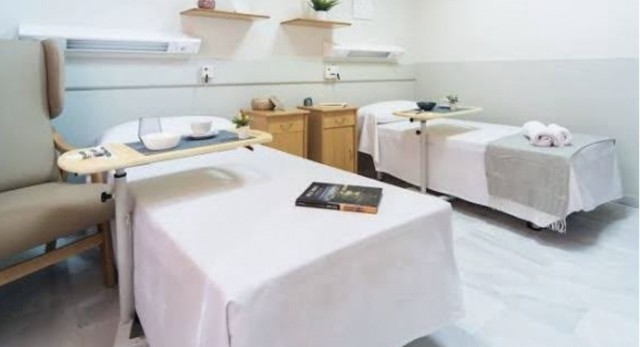 La residencia de Tomares aparta al conductor y a la auxiliar del traslado en el que murió un residente de 84 años