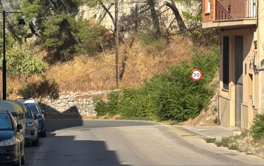Alcoy limpiará y desbrozará seis carreteras de la red municipal: casi 25.000 euros y tres semanas