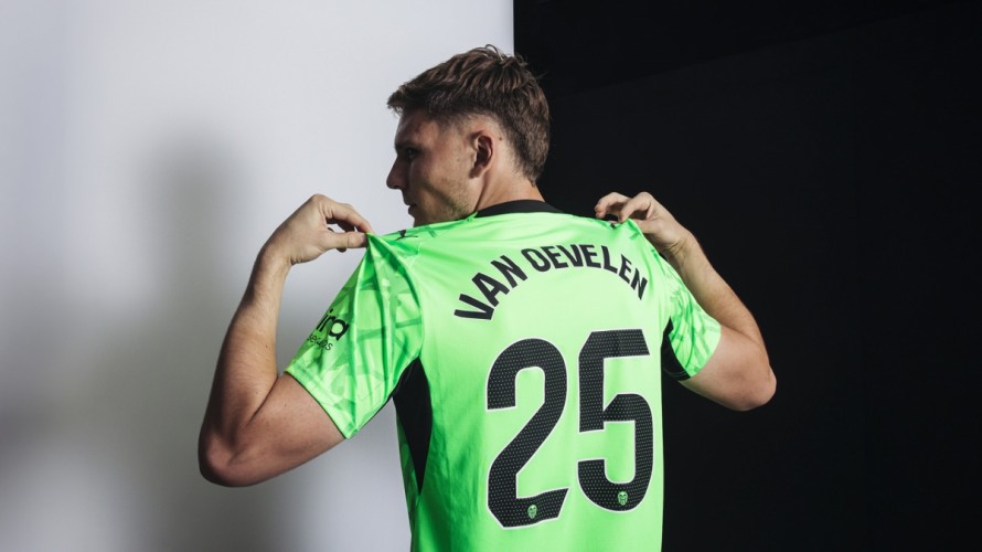 Van Oevelen: “Soy un portero técnico y fuerte en los balones aéreos
