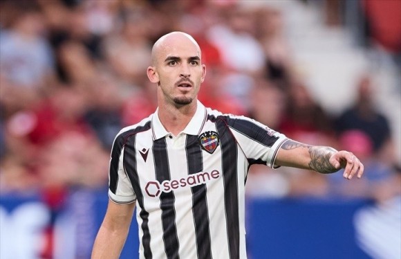 Oriol Rey alcanza los cien partidos con el Levante en El Sadar