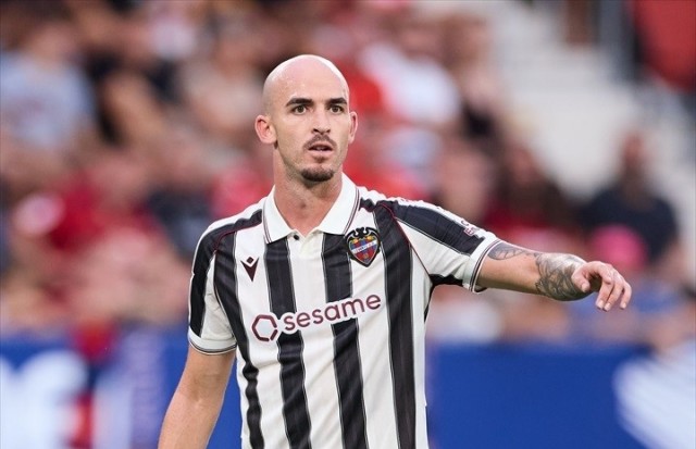 Oriol Rey alcanza los cien partidos con el Levante en El Sadar