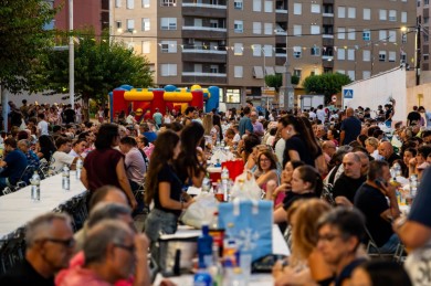 L'Alcora vive un multitudinario arranque de las Fiestas del Crist: paellas, chupinazo y pa i porta