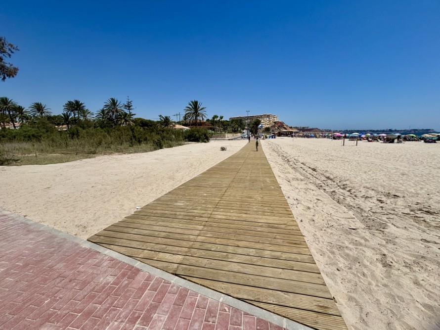Orihuela cierra al baño las playas de La Glea y Aguamarina por contaminación del agua