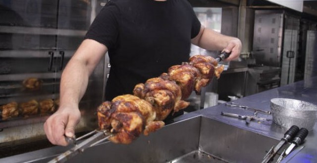 El pollo asado encara un verano de subida moderada en ventas y con el foco en la costa