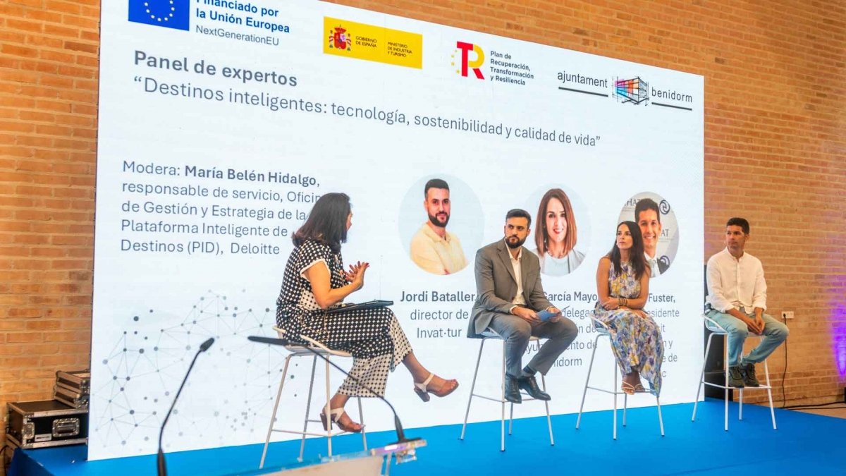 Los participantes en la mesa de debate. - Los participantes en la mesa de debate.