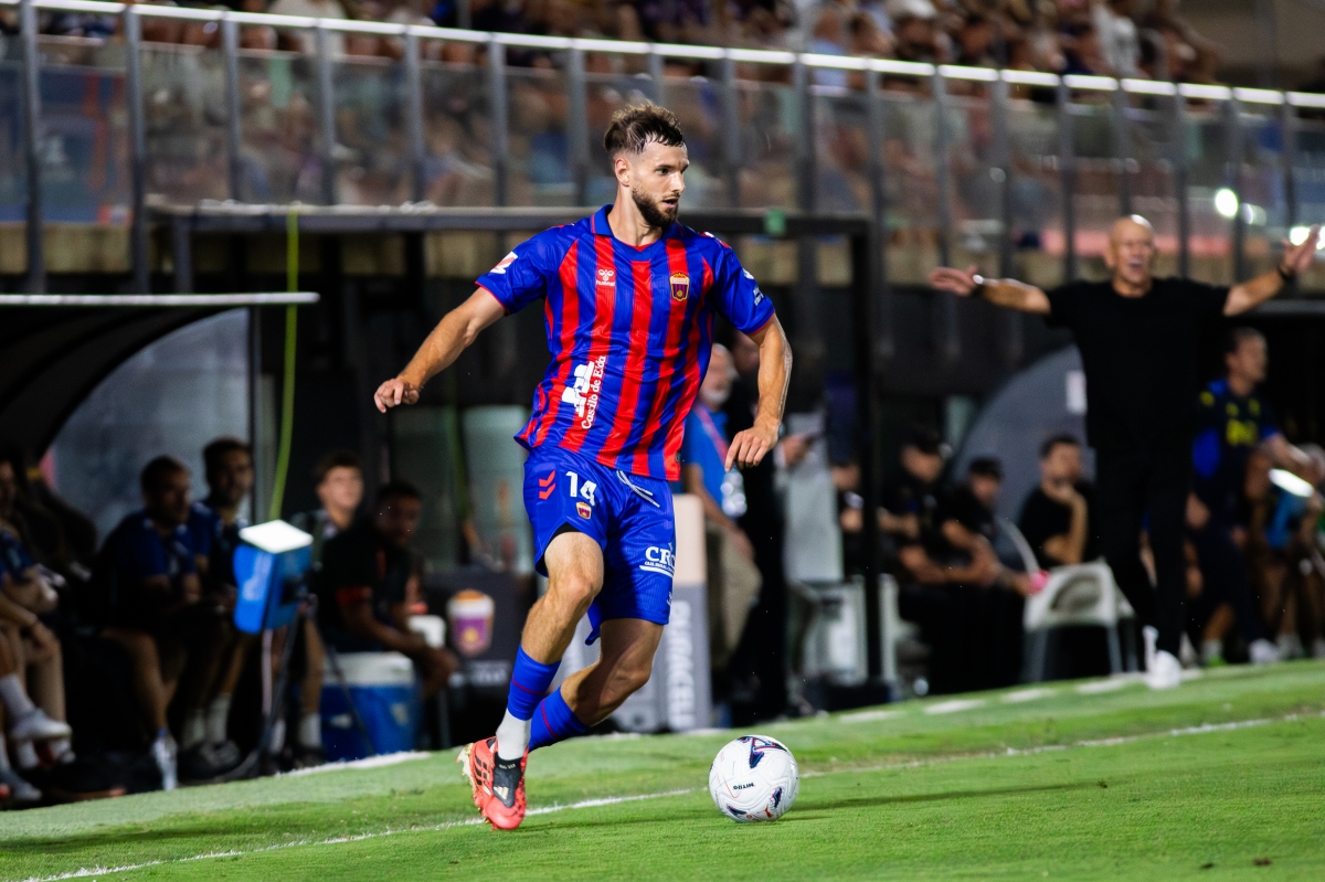 Justin Smith en su estreno en partido oficial en el Nuevo Pepico Amar - Foto: LOF Justin Smith en su estreno en partido oficial en el Nuevo Pepico Amar