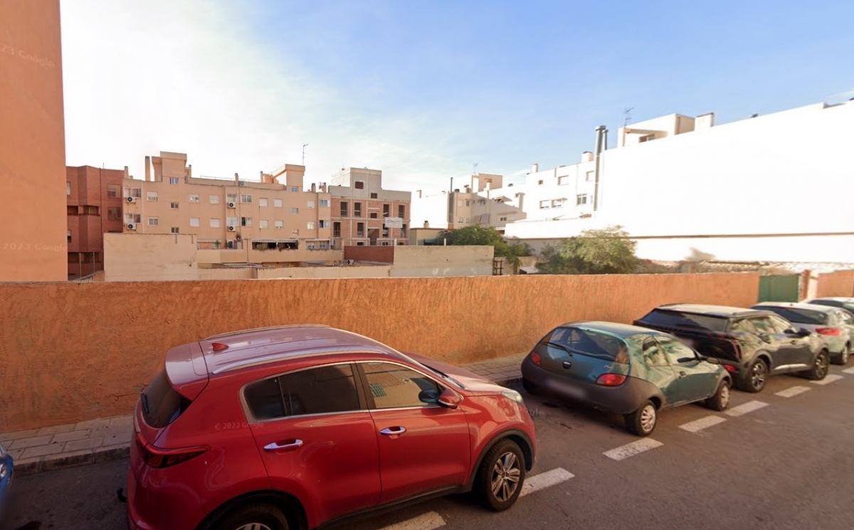 El solar de la calle Ceuta de Alicante en el que se plantea la promoción. - El solar de la calle Ceuta de Alicante en el que se plantea la promoción.