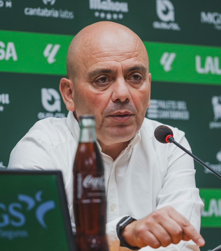 Chema Aragón en una rueda de prensa en Santander