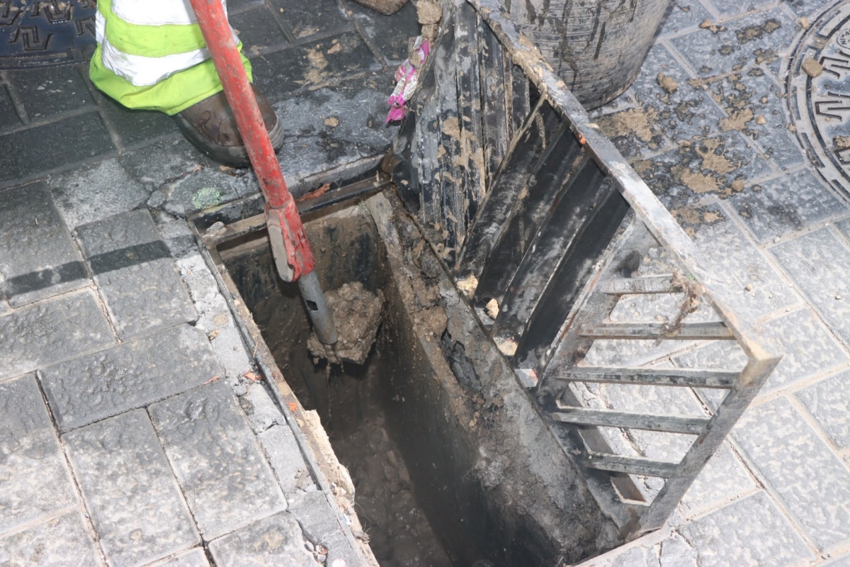 Limpieza de imbornales en Torrent. - Foto: AYUNTAMIENTO DE TORRENT Limpieza de imbornales en Torrent.