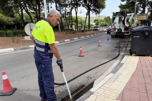 Benicàssim se previene ante la posible llegada de gota fría mediante la limpieza intensiva de imbornales