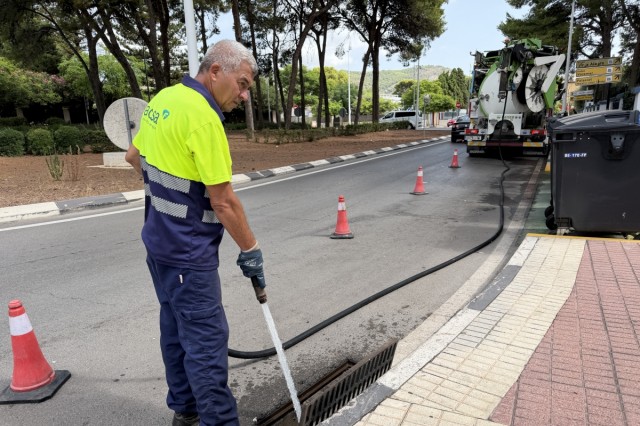 Benicàssim se previene ante la posible llegada de gota fría mediante la limpieza intensiva de imbornales