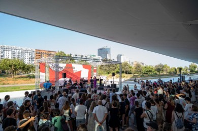 Las bandas de Berklee vuelven 'a mojarse' en el lago de la Ciutat de les Arts i les Ciències