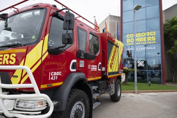 Los bomberos de la Diputación despliegan un dispositivo preventivo de seguridad ante el paso de La Vuelta