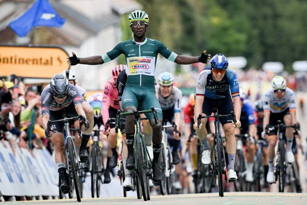 El eritreo Biniam Girmay repite triunfo de etapa al esprint