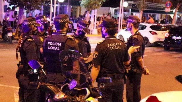 Vecinos de Playa de San Juan reivindican los controles policiales contra el 'botellón'