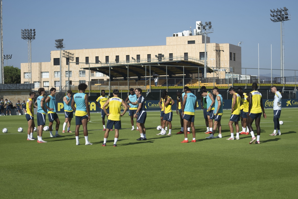 La plantilla del Villarreal durante una charla de Iñigo. - Foto: VILLARREAL CF La plantilla del Villarreal durante una charla de Iñigo.