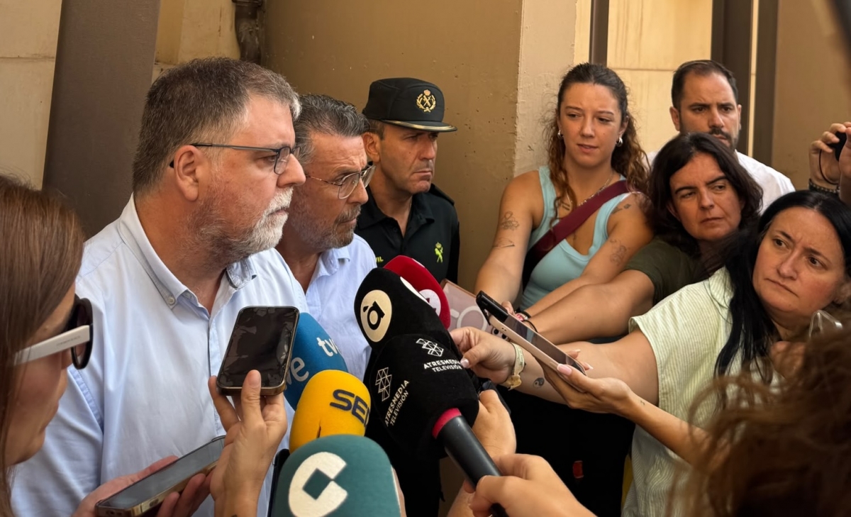 El alcalde de Villena, Fulgencio Cerdán, y el subdelegado del Gobierno, Manuel Pineda, tras el robo. - Foto: AP. El alcalde de Villena, Fulgencio Cerdán, y el subdelegado del Gobierno, Manuel Pineda, tras el robo.
