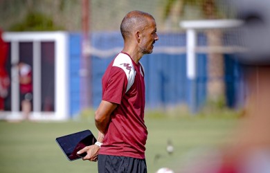 Company pone las cartas boca arriba: 