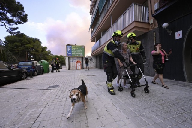 Evacúan el pueblo y los campings de El Saler ante el avance del incendio forestal