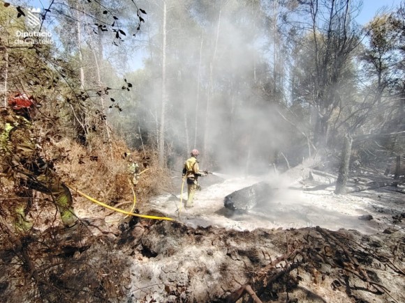 Los bomberos dan por controlada la reproducción del incendio de la Vall d'Uixó en Onda