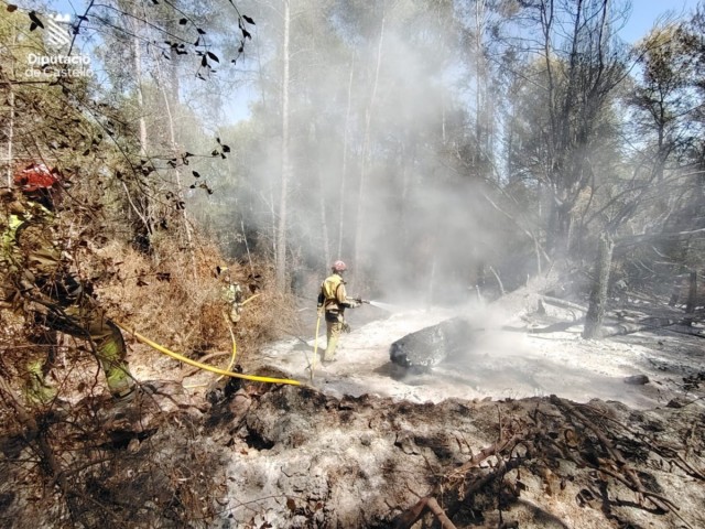 Los bomberos dan por controlada la reproducción del incendio de la Vall d'Uixó en Onda