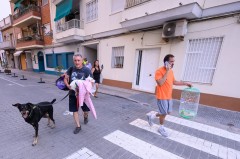 Los evacuados de El Saler pasan la noche fuera al seguir activo el incendio