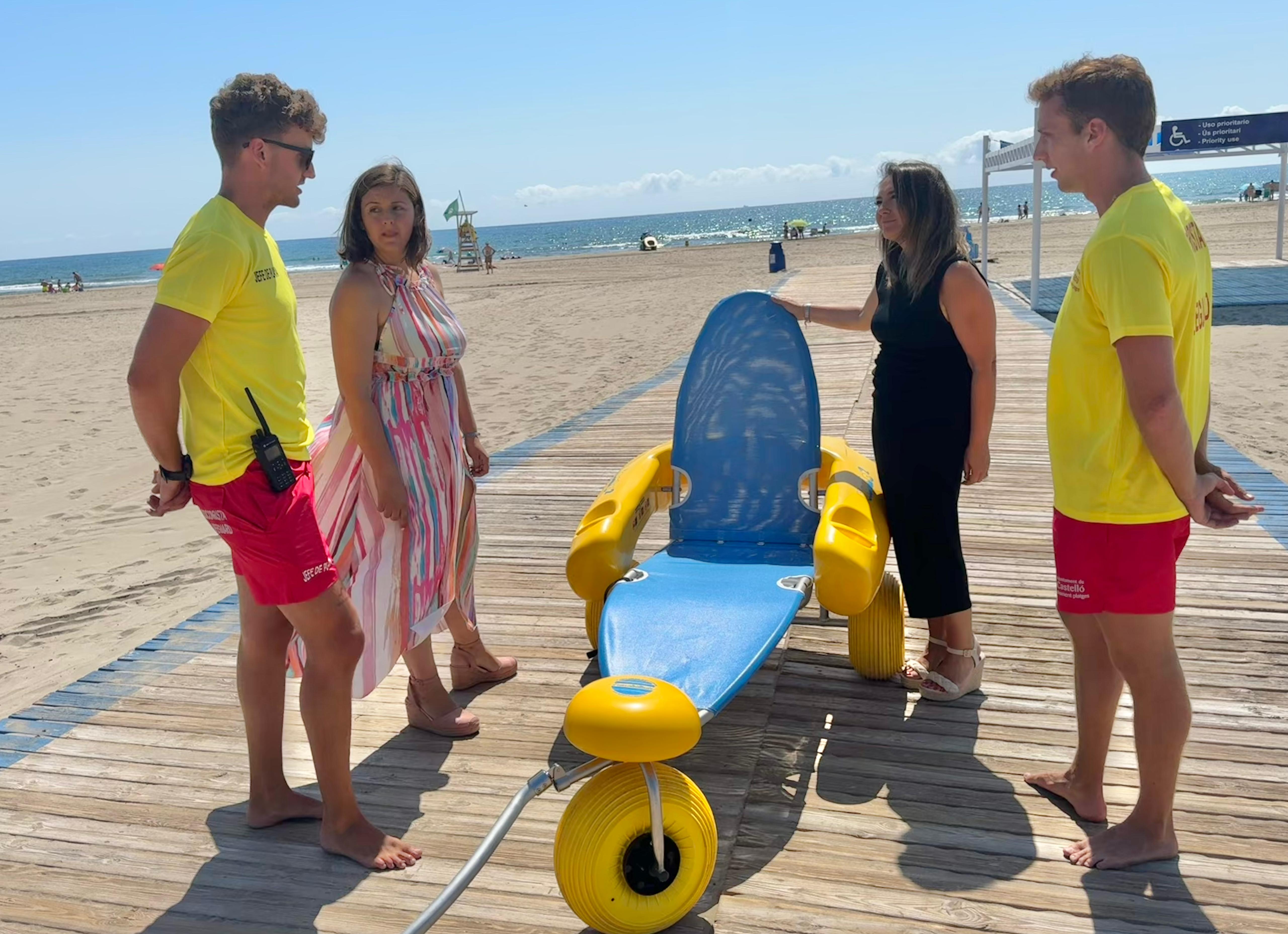 Castelló incorpora tres nuevas sillas anfibias para mejorar la accesibilidad de las playas