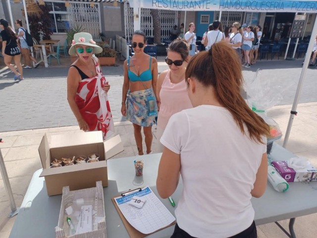 La Pobla de Farnals culmina un verano de concienciación medioambiental con la recogida de microrresiduos en la playa