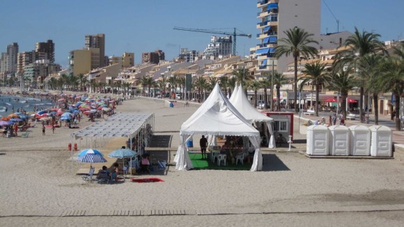 Un bloque de apartamentos turísticos en El Campello crea confusión al anunciarse como vivienda habitual