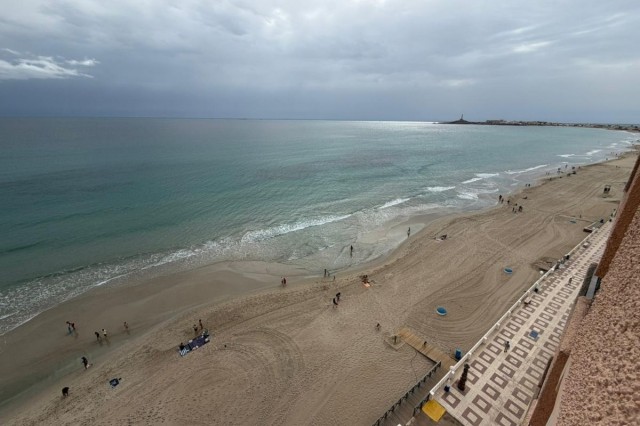 El Ayuntamiento de Cartagena prohíbe el baño en el mar Mediterráneo ante la retirada del agua