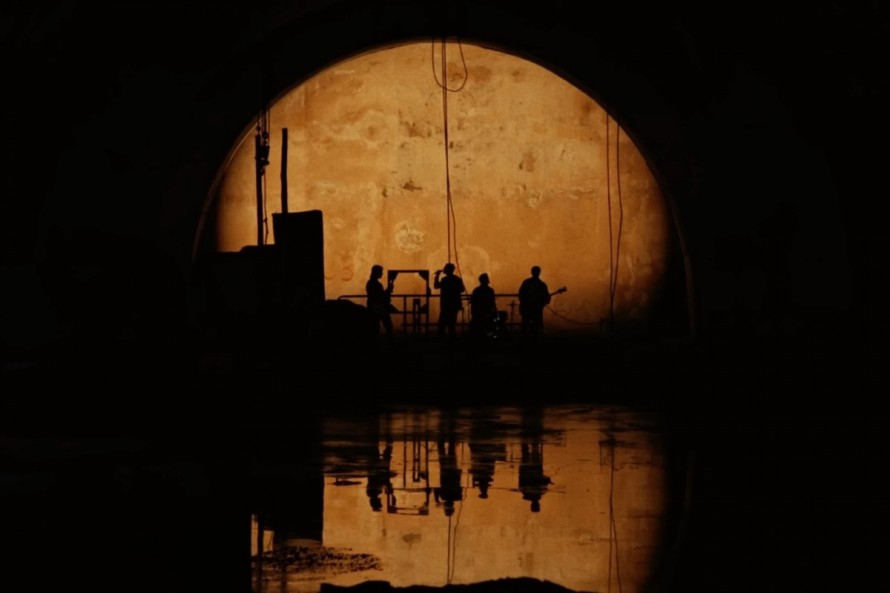 Arde Bogotá 'resucita' los antiguos túneles de submarinos de El Espalmador en su nuevo videoclip