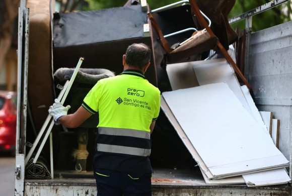 San Vicente lanza una campaña para no 'abandonar' colchones, muebles o electrodomésticos en la calle