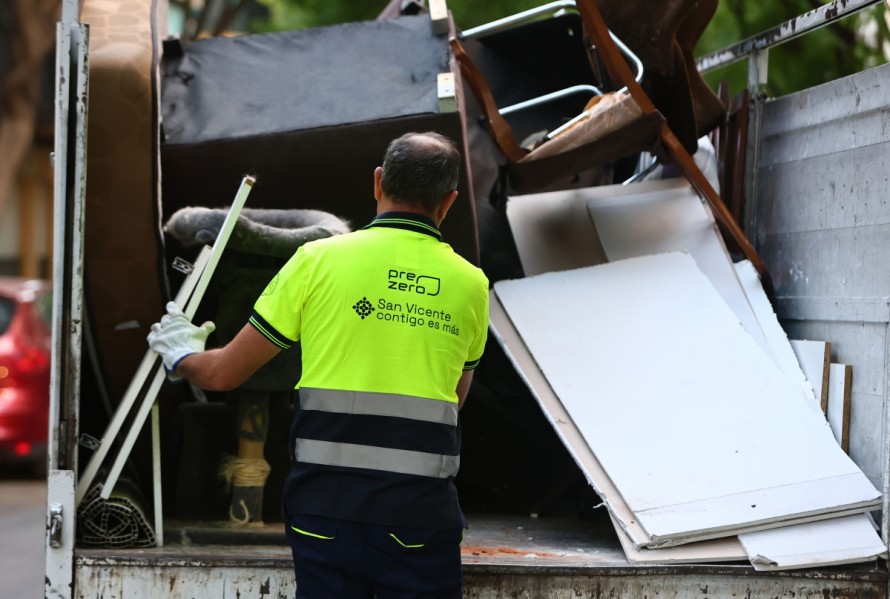 San Vicente lanza una campaña para no 'abandonar' colchones, muebles o electrodomésticos en la calle