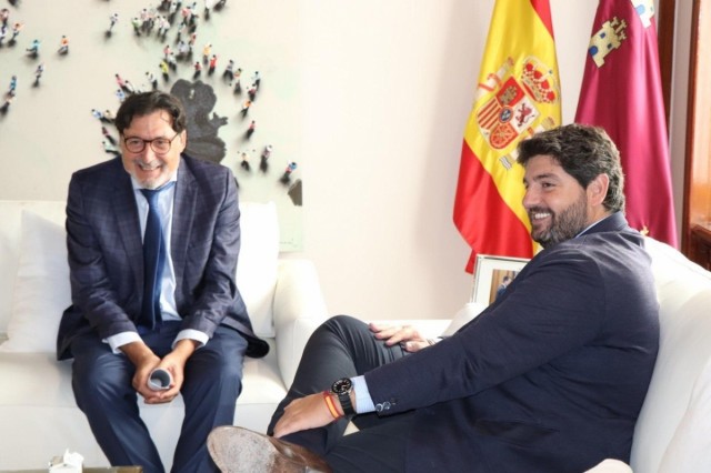 El Gobierno regional nombra al coordinador regional de trasplantes, Ricardo Robles, personal emérito del SMS